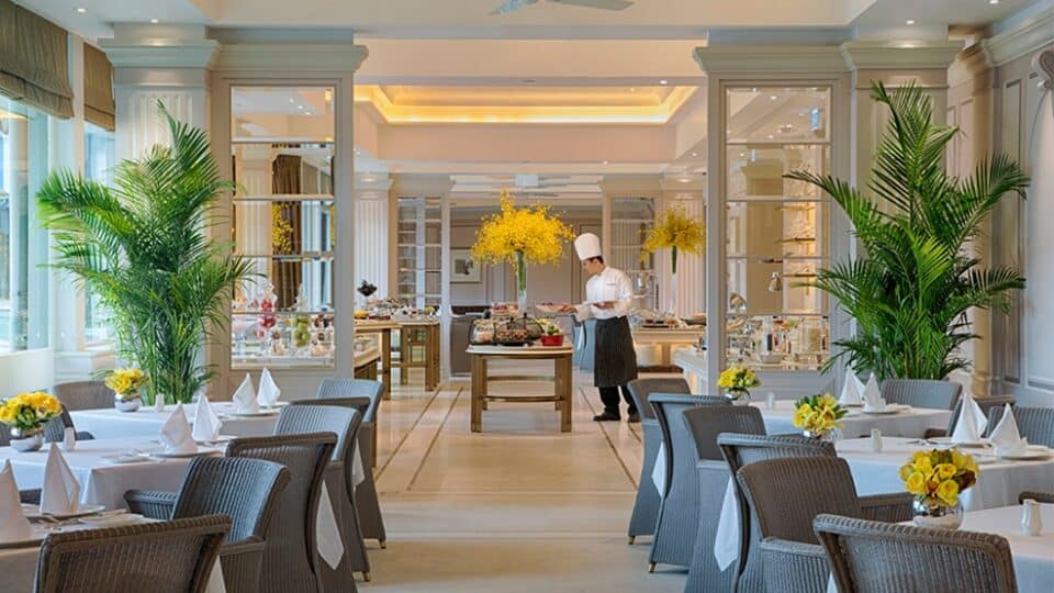 the verandah, peninsula hotel